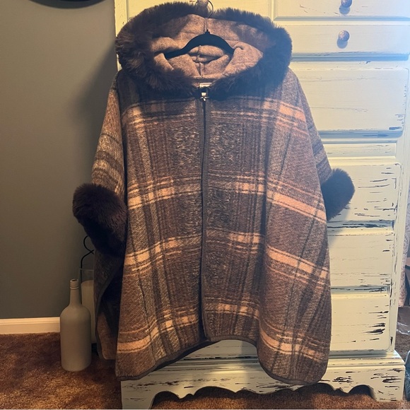 Northern Angel Gray and Brown warm poncho with Fur Trim. Size S/M. - Picture 1 of 5